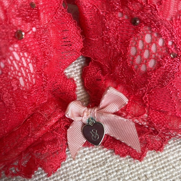 3 Victoria’s Secret push-up bras - Picture 5 of 17